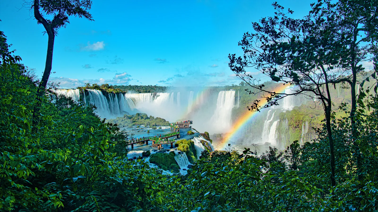 Cataratas do Iguaçu com arco-íris vistas da trilha do lado brasileiro, em Foz do Iguaçu