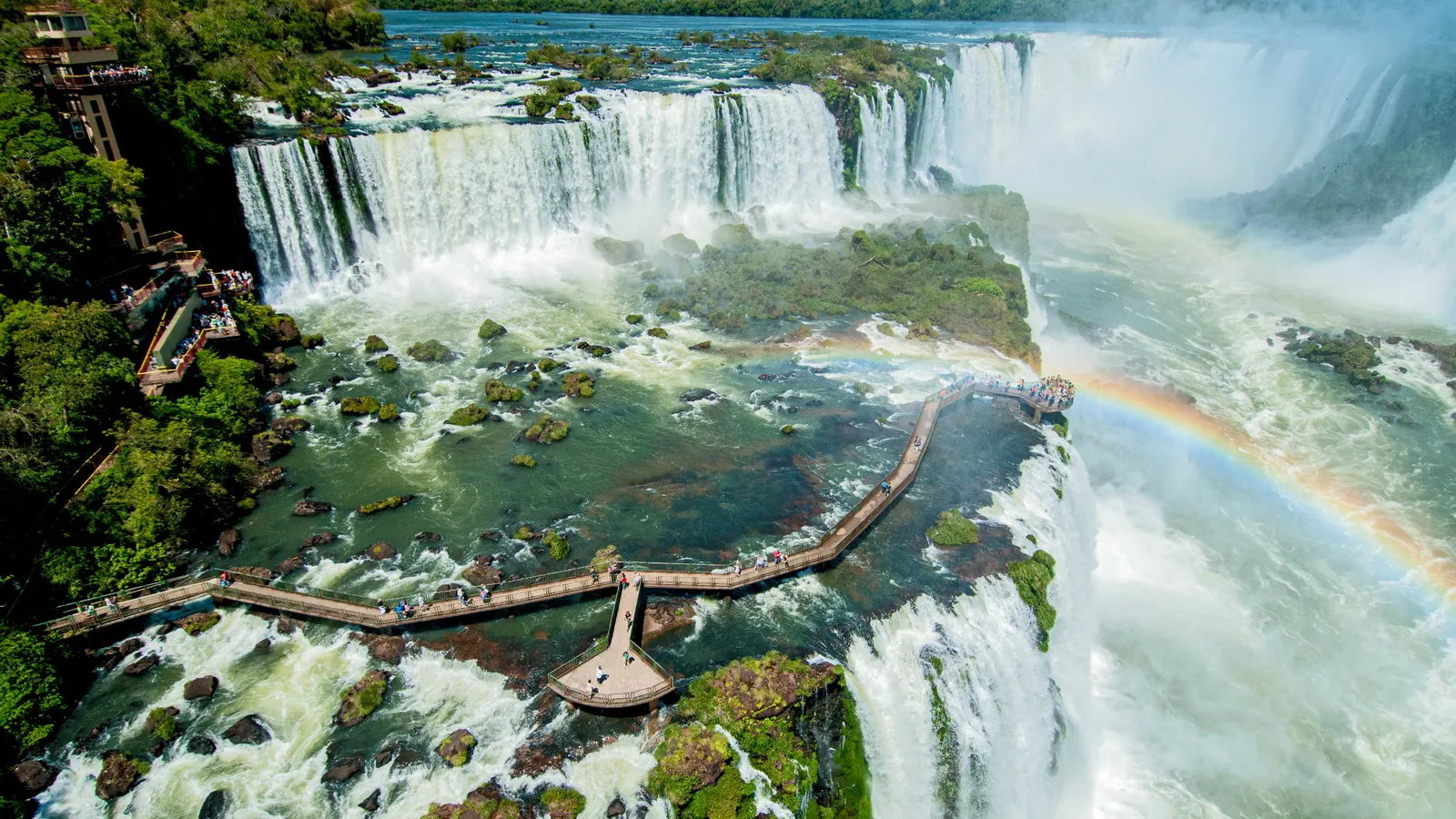 Vista aérea das Cataratas do Iguaçu com a passarela e o elevador do lado brasileiro, em Foz do Iguaçu