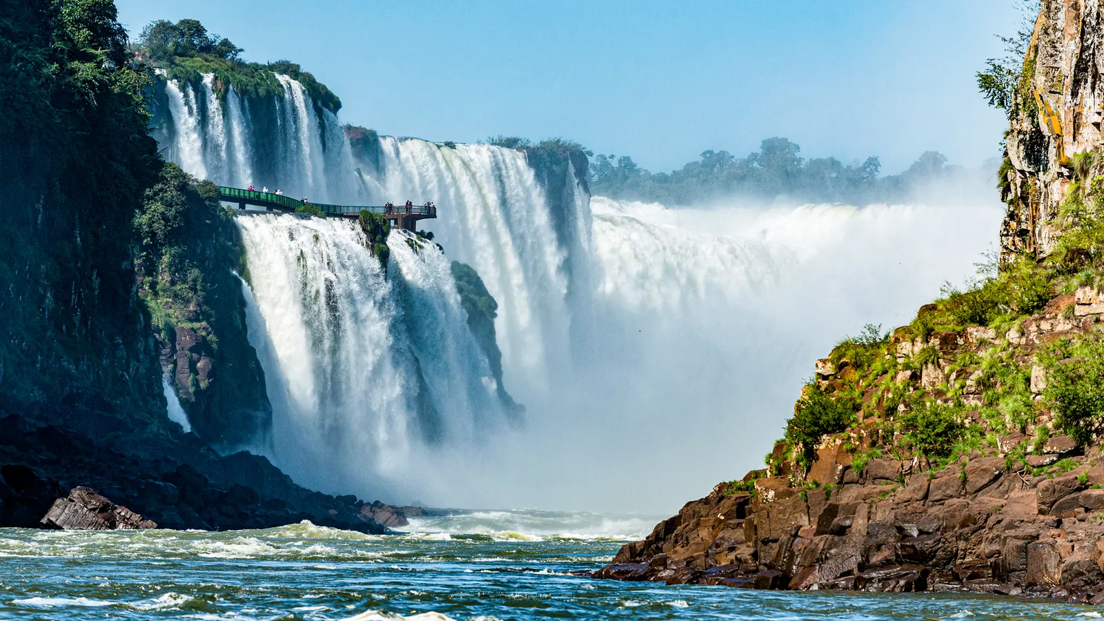 Quedas das Cataratas do Iguaçu e a passarela vistas do rio Iguaçu