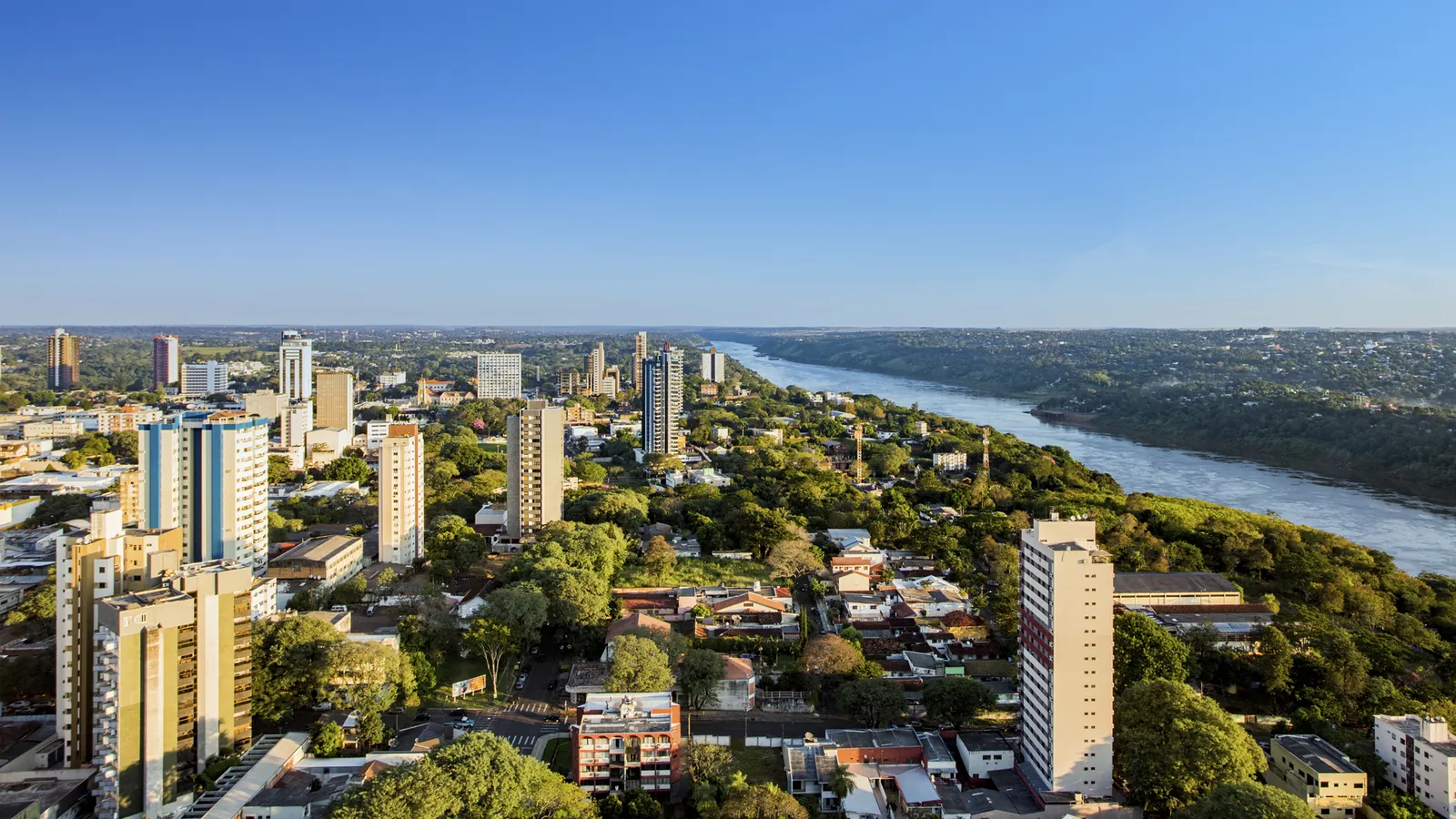 Vista aérea do centro de Foz do Iguaçu às margens do rio Paraná