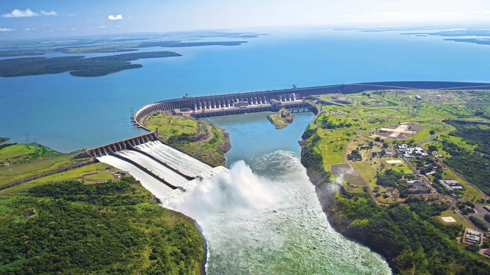Vista aérea da Usina de Itaipu Binacional com o vertedouro aberto, em Foz do Iguaçu